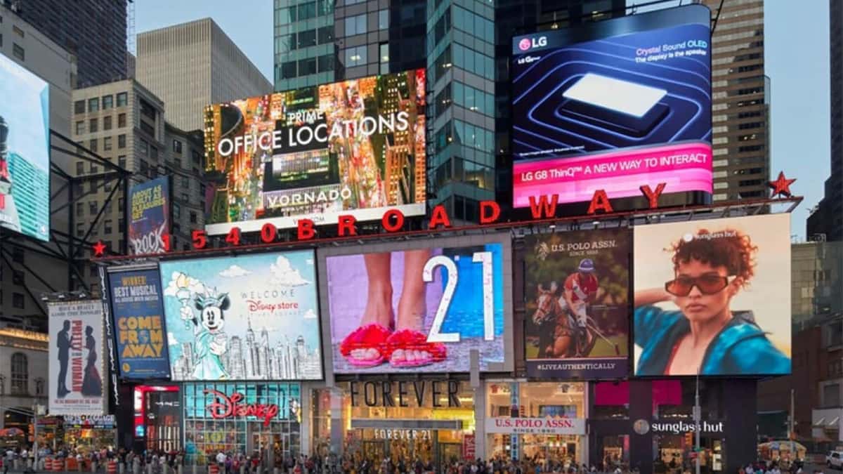 1540 Broadway Sign 3D Screen