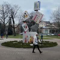 MÁDARA Stacked Product Boxes Balancing