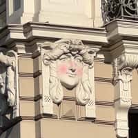 MÁDARA Women Face Sculptures Blushing