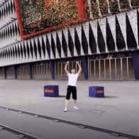 Betano Man Plays Hole in the Wall