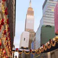 BÉIS Luggage Moves on Conveyor at Times Square