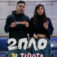 Papadopoulos Giant Biscuits Come to Life at Metro Station