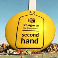 Peça Rara Brechó Clothes Rain Creates Giant Pile