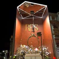 Reis Giant Claw Machine Grabs Gold Ring