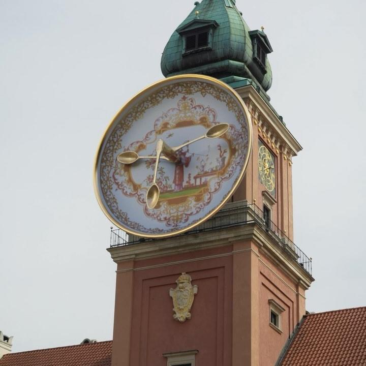 Royal Castle Clock Turns into Porcelain Plate