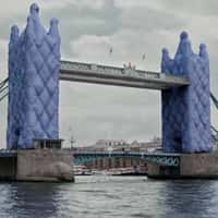 Uniqlo Tower Bridge Wears Waterproof Fabric
