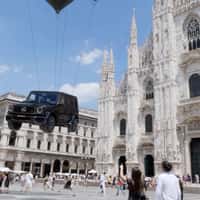 Merbag Balloons Lift Mercedes at Duomo di Milano