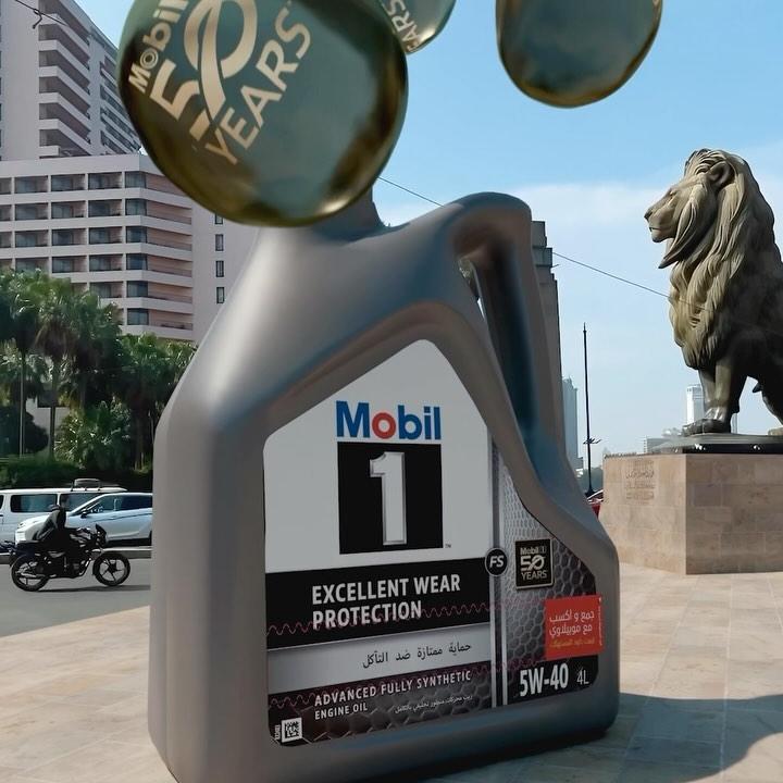 Mobil Massive Oil Droplets Released from Bottle