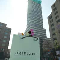 Oriflame Giant Shopping Bag and Banner at Torre Latinoamericana