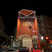 Reis Giant Claw Machine at Galata Tower