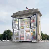 Samsung Arcul de Triumf Transforms into Giant Fridge