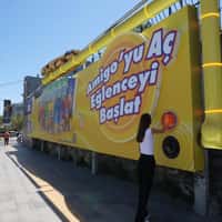 Şok Marketler Button Inflates Giant Snack Bag