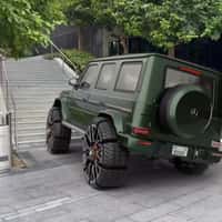 Automax "G-Wagon" Climbs Stairs