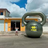 Tríade CT Giant Kettlebell Falls Outside Gym