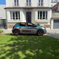 Citroën Car Changes Color in Hands-On POV