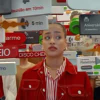 KitKat Floating Notifications Follow Woman