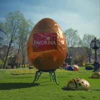 Lidl Giant Egg Unwraps Revealing Balloon Bunnies