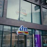 L'Oréal Paris Giant Spray Inflates DM Store Logo