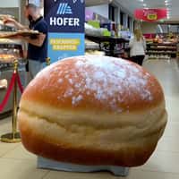 Hofer Krapfen Pastry on Trolley Stuns Reporter