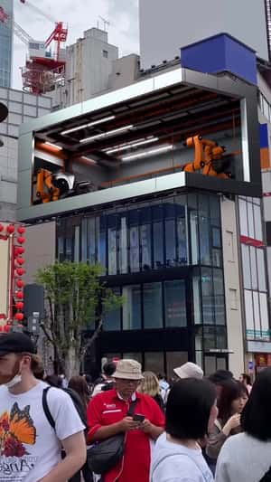 Car Assembles and Spins Beyond Screen in a 3D Billboard ad of Lamari