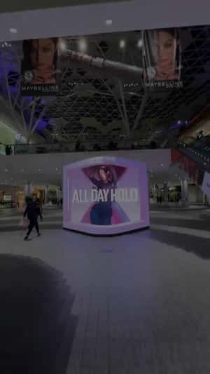 Mascara Wand Twists Out in a 3D Billboard ad of Maybelline New York