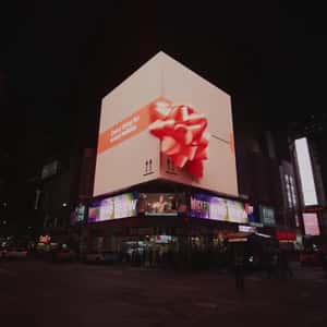 Box Reveals Ninja Ice Cream Maker in a 3D Billboard ad of Amazon