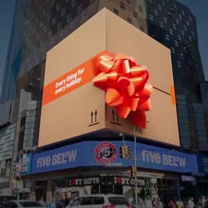 Displays Shark FlexStyle with Swirling Air in a 3D Billboard ad of Amazon