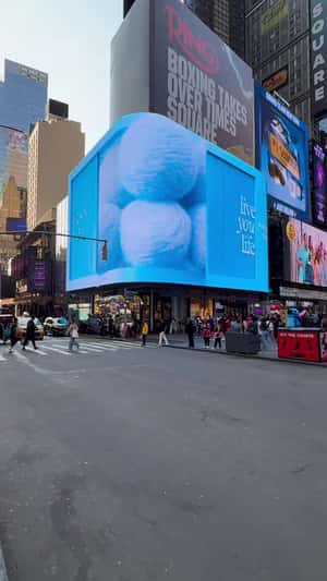 Jeans Take Shape on Screen in a 3D Billboard ad of American Eagle