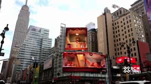 Gift Pops Out of Screen in a 3D Billboard ad of Coca-Cola 