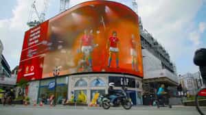 Facade Shattered by Rugby Players in a 3D Billboard ad of Vodafone 