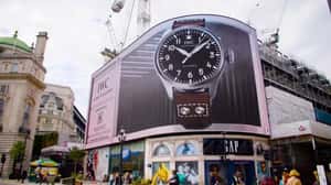 Big Pilot Watch Rotates to Show Full Design in a 3D Billboard ad od IWC