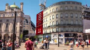 Giant Rugby Ball Breaks Facade in a 3D Billboard ad of Vodafone
