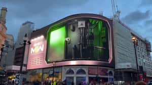 Soap MacTavish Breaks Door in a 3D Billboard ad of Call of Duty