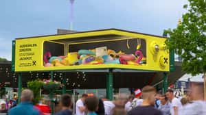 Claw Picks and Dangles Card in a 3D Billboard ad of Raiffeisen