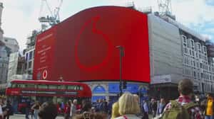 Wimbledon Ball Flies Off the Screen in a 3D Billboard ad of Vodafone