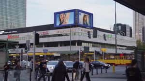 Deodorant and Bubbles Emerge in a 3D Billboard ad of Nivea