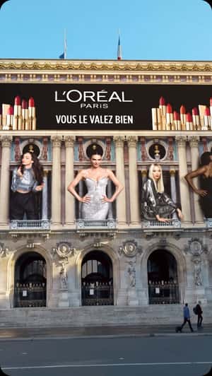 Models come to life in a giant billboard fake out of home ad of L'Oréal for Le Défilé 