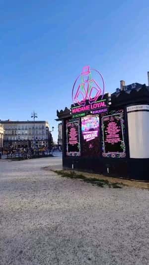 Hot Air Balloons Carry Speakers in a fake-out-of-home ad of Quoifaireabordeaux
