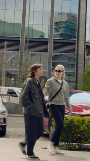 Handheld Steamer Emerges From Billboard in a fake-out-of-home ad of Philips