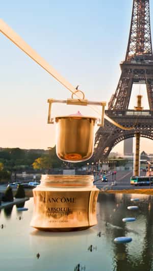 Gold Rail Conveyor Refills Jar with Cream in a fake-out-of-home ad of Lancôme
