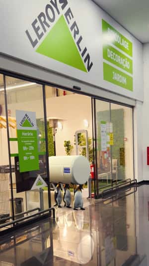 Penguins Carry Thermo Accumulator in a fake-out-of-home ad of Leroy Merlin