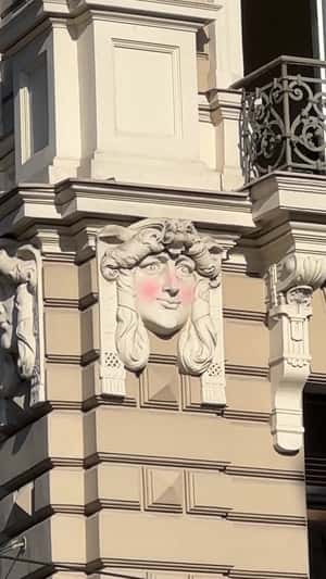 Face Sculpture of Women Blushes in a fake-out-of-home ad of MÁDARA