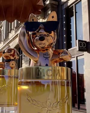 Parachuting Animal Perfume Bottles in a fake-out-of-home ad of Douglas Cosmetics