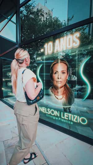 Digital Facial Transformation in a fake-out-of-home ad of Clinica Nelson Letizio