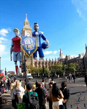Giant Soccer Players Beside Big Ben in a fake-out-of-home ad of FC Porto