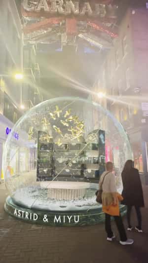 Advent Calendar on Snow Globe in a fake-out-of-home ad of ç