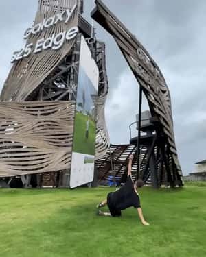 Hanging Smartphones Near Tower in a fake-out-of-home ad of Samsung Galaxy