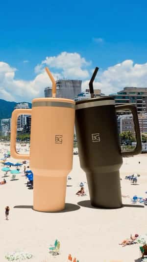 Thermal Cups Towering on the Beach in a fake-out-of-home ad of Bagaggio