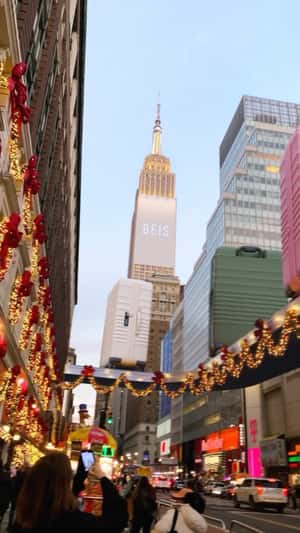 Luggage Moves on Conveyor at Times Square in a fake-out-of-home ad of BÉIS