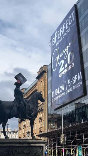 Statue Wearing Shopping Bag as Hat in a fake-out-of-home ad of BPerfect